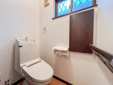 「窓・手すり付きトイレ」自然光が入る明るいトイレ空間。足腰の負担を軽減する手すりや収納付きです。