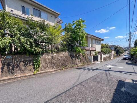 「緑豊かな高台の住まい」陽当り・通風・眺望良好なポジション。プライバシーを守れる独立感ある配置。