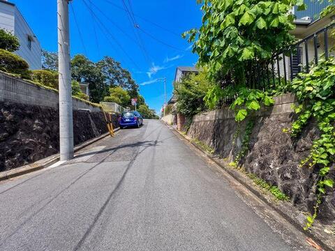 「幅員約5mの北西側公道」車通りが少なく静かな環境。お車の出入りやすれ違いもスムーズに行えます。