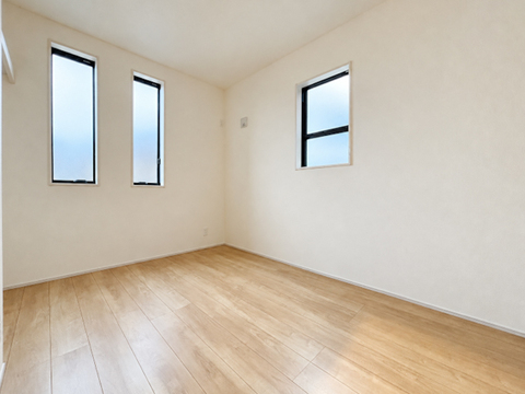 ゆとりある広さの居室は、家具の配置がしやすく使い勝手の良い空間です。採光も良好で、生活スタイルに合わせて自由にレイアウトできます。