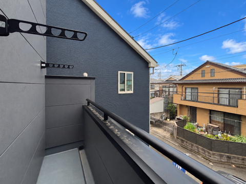 ゆとりある広さのバルコニーは、洗濯物がたっぷり干せるうれしい設備です。屋外の空気を感じながらくつろげるスペースとしても活用でき、生活の幅が広がります。
