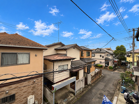 閑静な住宅街に位置するからこその落ち着いた眺望。窓の外に広がる穏やかな街並みが、日々の暮らしに静かな安らぎをもたらします。