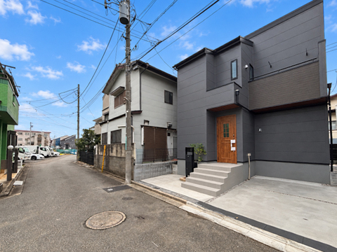 重厚感のある住まいの外観は、住む人に安心感をもたらします。シックな色合いが特徴で、落ち着いた雰囲気の中に温かみを感じるデザイン。長く愛着が持てる外観が魅力の住まいです。