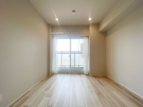 自然光がたっぷり差し込む明るい洋室。木の温もりを感じるフローリングで、心地よい時間を過ごせます。