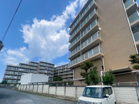 青空に映える重厚感あふれる大規模レジデンス!手入れの行き届いた敷地と安心の住環境が魅力。