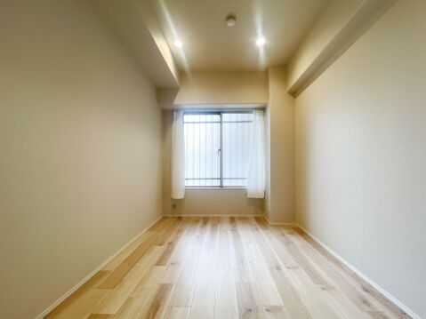 シンプルな内装で家具レイアウトも自由自在。静かに寛げる、寝室やリモートワークに最適なプライベート空間。