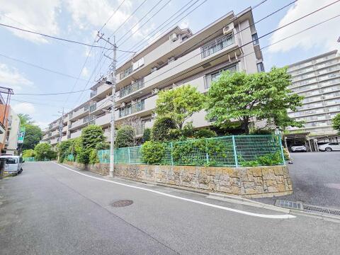存在感のある外観が特徴のマンション。落ち着いたデザインとしっかりとした構造が安心感をもたらし、住まいとしての信頼性が感じられる美しい造りです。