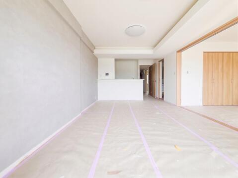 もう間もなくリフォームが完了予定のリビングです。広々として家族全員がのびのびとくつろげる憩いの場所です。明るい光が差し込み、温かみのある空間が、毎日の生活をより豊かで楽しいものにしてくれます。