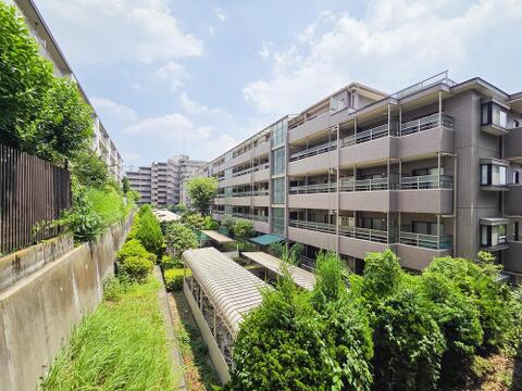 スタイリッシュで洗練された外観が、毎日帰宅するのを楽しみにさせてくれます。上質なデザインが目を引き、住む人にも訪れる人にも好印象を与える美しい佇まいが魅力です。