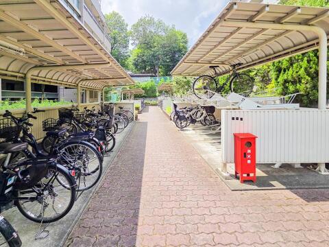 敷地内の駐輪場は、自転車を使う方にとって便利な設備です。整ったスペースで、通勤や通学にも安心して利用でき、日々の生活に利便性と快適さをプラスしてくれます。