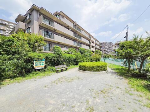 落ち着いた色調とデザインが特徴の外観は、住む人の心を和ませる上品な佇まい。高級感と清潔感が漂い、安心して暮らせる住環境を実感できます。