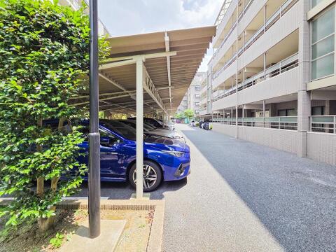 敷地内に駐車場があるため、車の移動がスムーズに行え、日常の外出が便利です。マンションの管理体制が整っており、防犯面でも安心して利用できる駐車場です。