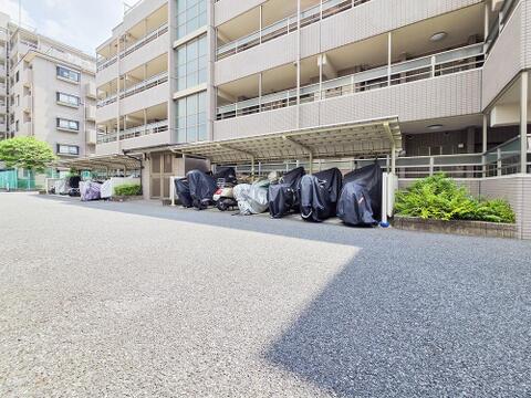 屋根付きのバイク置き場がございます。敷地内にあるので、安心して停める事ができます。