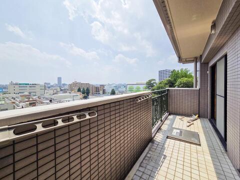 広がる景色が楽しめる眺望が魅力の住まいです。四季折々の風景が日々の生活を彩り、自然と気持ちが安らぐ空間が広がります。窓から眺める景色が、心にゆとりをもたらしてくれます。