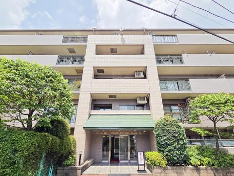ワンフロアで完結する生活動線が魅力のマンション。階段の上り下りがないフラットな設計で、日々の家事や移動がスムーズです。管理体制がしっかりしているため、共用部分も美しく保たれており、快適に暮らせます。