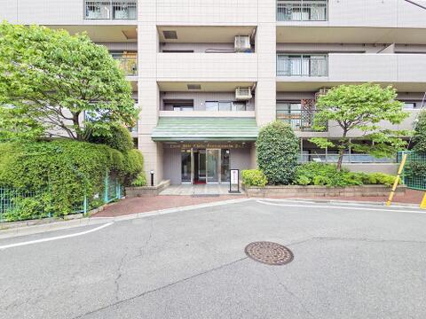 エントランスには、豊かな緑が配置され、訪れる人の心を和ませます。落ち着いた空間設計が印象的で、住む人や来客に上質な時間を提供してくれます。