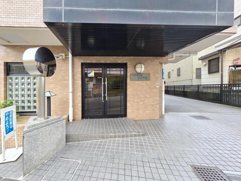 重厚感のあるエントランスが住まう方や来訪者を迎えます。ゆとりあるアプローチと管理の行き届いた共用部が、落ち着いた住環境を演出。毎日の暮らしに安心感と上質な印象を与えてくれるマンションです。