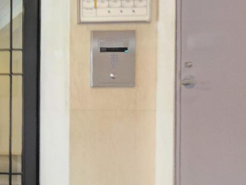 オートロックを備えたマンションのため、不審者の侵入を抑制し、防犯面にも配慮されています。住まう方や来訪者を確認してから解錠でき、毎日の暮らしを安心してお過ごしいただけます。