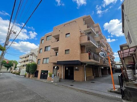 三方道路に面した開放感のある角地に佇む1991年9月築のマンションです。落ち着いた住環境に位置し、3駅利用可能で通勤・通学にも便利な立地。新規リノベーションで新たな暮らしが始まります。
