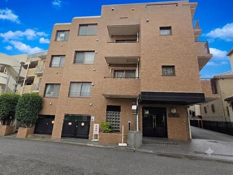 落ち着いた街並みに調和する1991年9月築のマンションです。三方道路に面した開放感のある立地で、3駅利用可能な利便性も魅力。新規リノベーションにより、快適な住空間へ生まれ変わる予定です。