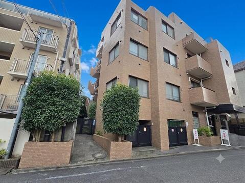 角地ならではの開放感が感じられる外観です。三方道路に面した立地が陽当たりと風通しの良さを高め、落ち着いた住宅街に調和する1991年9月築のマンション。新規リノベーションで住まいへ生まれ変わります。