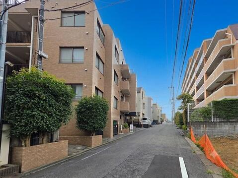 前面道路はゆとりのある幅員が確保され、開放感のある街並みが広がります。三方道路に面した角地ならではの明るい住環境で、車の出入りもしやすく、落ち着いた住宅街で快適な新生活を始められます。