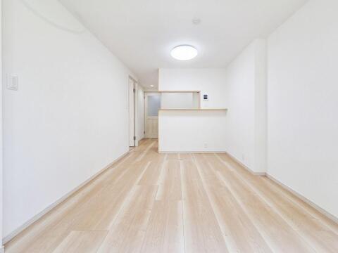 家族が自然と集まる広々としたリビング。大きな窓から陽の光が降り注ぎ、開放感と温もりが広がる空間です。ゆったりとくつろげる場所で、穏やかで心地よい時間を家族みんなで楽しめます。