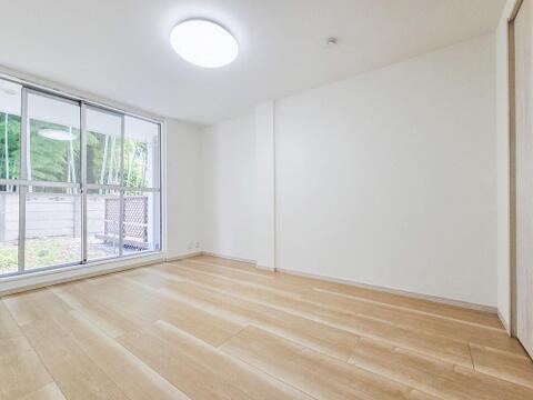 窓から差し込む柔らかな光が心地よい居室は、広さがあり、のびのびとした気分で過ごせます。趣味やリラックスの時間を楽しめる多用途な空間で、心安らぐ毎日が広がります。