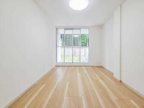 明るく開放的な居室は、ゆったりとした空間でリラックスできる場所です。広々とした設計と快適な環境が整っており、心地よく過ごせる毎日をサポートしてくれます。