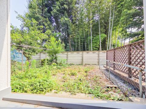 お庭は広さがあり、植物を育てたり、のんびりと過ごす場所としてもおすすめです。自然を身近に感じられる空間で、リラックスできるひとときが過ごせます。毎日の生活が豊かで穏やかなものに。