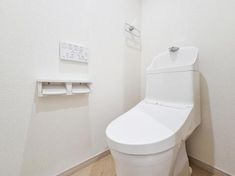 清潔感のあるトイレは、シンプルでモダンなデザインが魅力です。広めのスペースでゆったりと使えるため、毎日の生活がより快適に。綺麗だからこその心地よさを感じられる空間です。