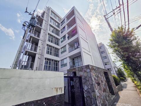落ち着いた色調とデザインが特徴の外観は、住む人の心を和ませる上品な佇まい。高級感と清潔感が漂い、安心して暮らせる住環境を実感できます。