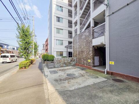 ワンフロアで完結する生活動線が魅力のマンション。階段の上り下りがないフラットな設計で、日々の家事や移動がスムーズです。管理体制がしっかりしているため、共用部分も美しく保たれており、快適に暮らせます。