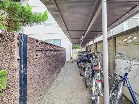 敷地内の駐輪場は、自転車を使う方にとって便利な設備です。整ったスペースで、通勤や通学にも安心して利用でき、日々の生活に利便性と快適さをプラスしてくれます。