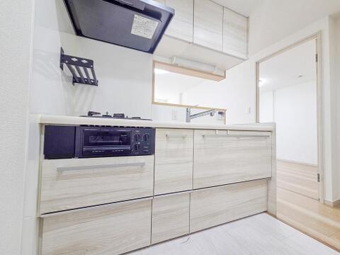 対面式のシステムキッチンで、リビングを見渡しながら料理ができる開放感。広いカウンターと豊富な収納スペースが、調理をよりスムーズに。居心地の良い空間で、料理をしながらコミュニケーションが生まれます。
