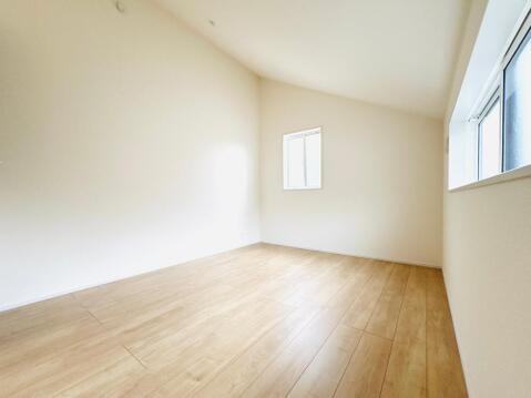 勾配天井が遊び心をくすぐる個性的な洋室。自分だけの隠れ家のような、特別な空間。