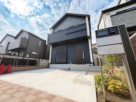 シックな外壁と門柱が調和したモダンな佇まい。カースペースも完備された機能的な外構デザイン。
