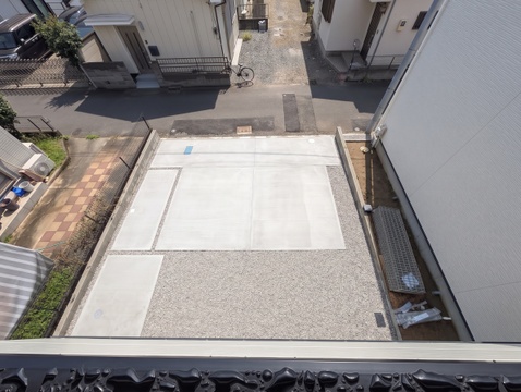 フラットなカースペース。土間コンクリート施工で雨の日も足元が汚れません。