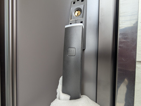 荷物が多い日やお子様を抱っこしている時でも、スムーズに開閉できるスマートキーを採用しています。