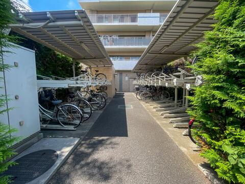 大切な自転車を雨から守る屋根付き駐輪場。2段ラック式で整然と管理された使いやすいスペース。