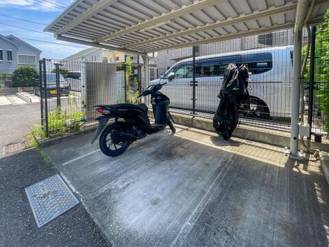 愛車を雨風から守る頼もしい屋根付きバイク置場。区画ごとに整理され、日常のお出かけも快適です。