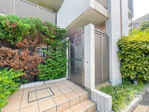 プライバシーを高める専用門扉付きポーチ。緑豊かな植栽が住まいの玄関口を爽やかに彩ります。