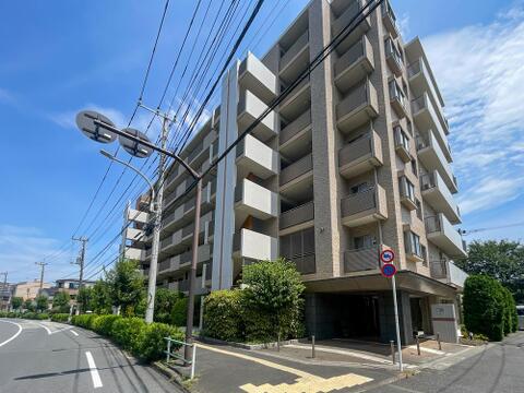 重厚感あるエントランス庇が印象的な洗練の佇まい。角地に位置し、陽当り・通風にも恵まれたレジデンス。