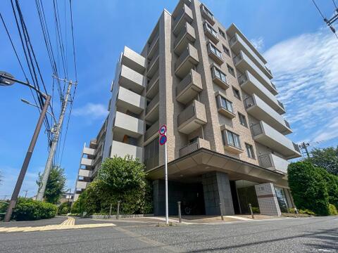 青空に映える重厚感あふれる外観。豊かな生垣と青々とした植栽に囲まれた心地よい住環境です。