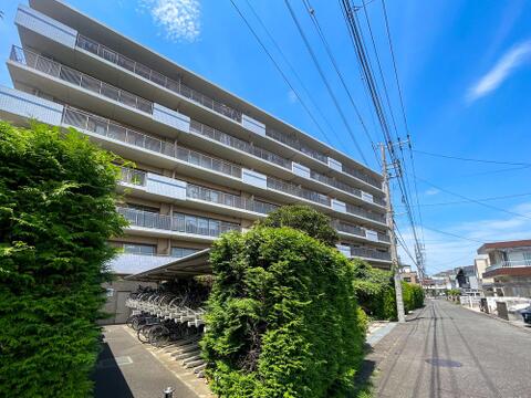 大切な自転車を雨から守る屋根付き駐輪場。車通りの少ない閑静な前面道路で安心感のある立地です