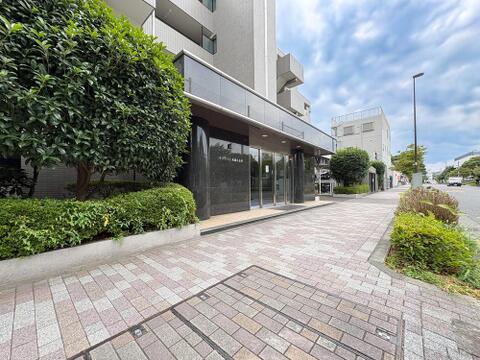 綺麗に整備された幅広の歩道に面したアプローチ。緑豊かな街並みに馴染む落ち着いた住環境です。