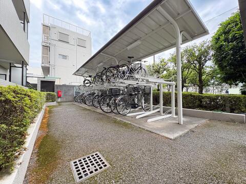 雨の日も安心な屋根付き駐輪場を完備。大切な自転車を風雨から守り、綺麗に保管できます。