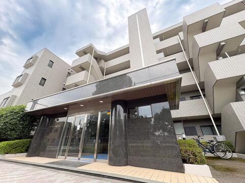 重厚感あふれるタイル貼りのモダンな外観デザイン。落ち着いた住環境で快適な暮らしを演出します。