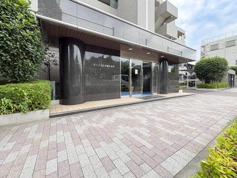 黒御影石がシックで高級感を演出するエントランス。住まう人や訪れる人を上質に迎えます。
