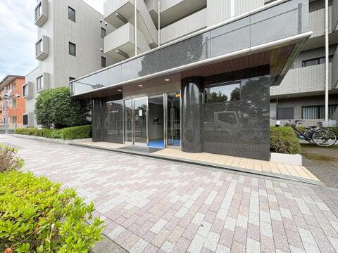 重厚感あふれる車寄せ風のエントランス。緑豊かな植栽と綺麗に整備されたアプローチが迎えます。